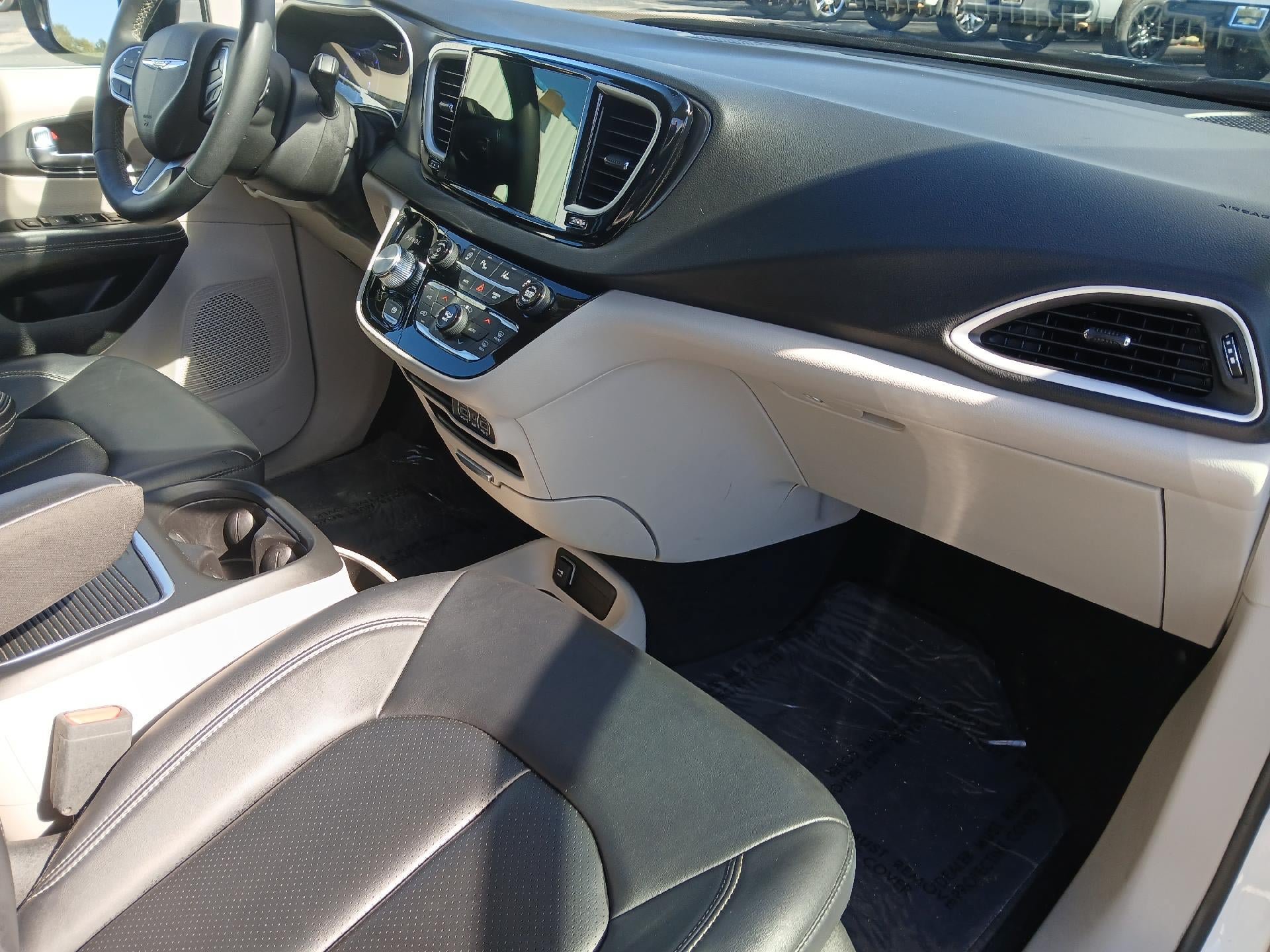 Used 2024 Chrysler Pacifica Touring-L FWD image 24
