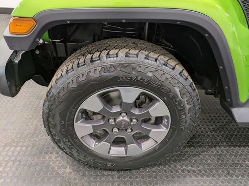 Used 2018 Jeep Wrangler Unlimited Sahara AWD/4WD image 7