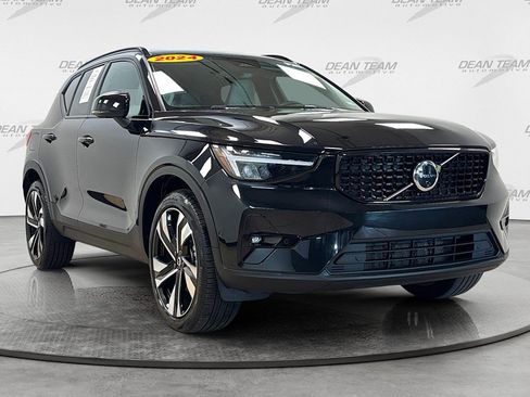 Used 2024 Volvo XC40 B5 Plus w/ Climate Package AWD/4WD image 3