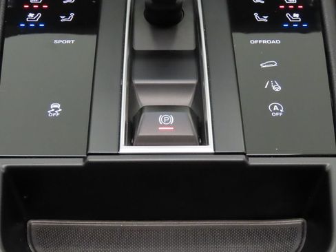 Certified 2026 Porsche Macan AWD/4WD image 28