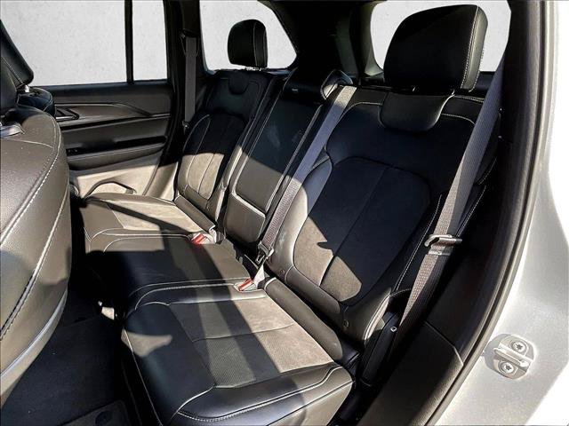 Used 2025 Jeep Grand Cherokee Altitude RWD image 12