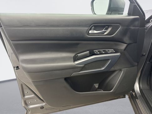 Used 2025 Nissan Pathfinder SL image 9