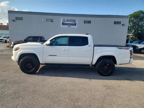 Used 2022 Toyota Tacoma TRD Sport w/ TRD Premium Sport Package image 2