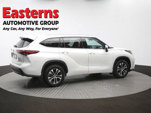 Used 2021 Toyota Highlander XLE AWD/4WD image 44