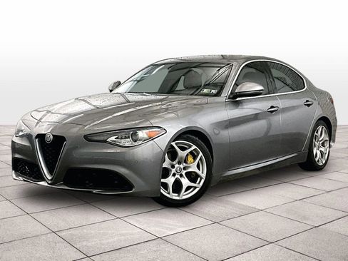 Used 2018 Alfa Romeo Giulia Ti RWD image 2