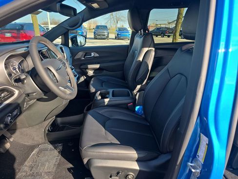 New 2026 Chrysler Pacifica Select image 8