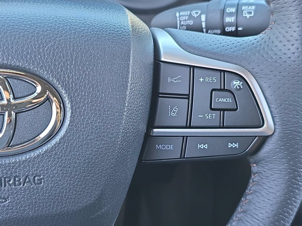 Used 2025 Toyota Sienna Platinum AWD/4WD image 21