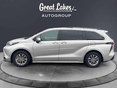 Used 2025 Toyota Sienna LE w/ LE Plus Package FWD image 2