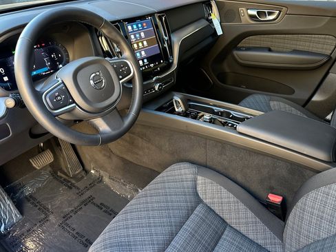 Used 2025 Volvo XC60 B5 Core w/ Protection Package Premier image 9