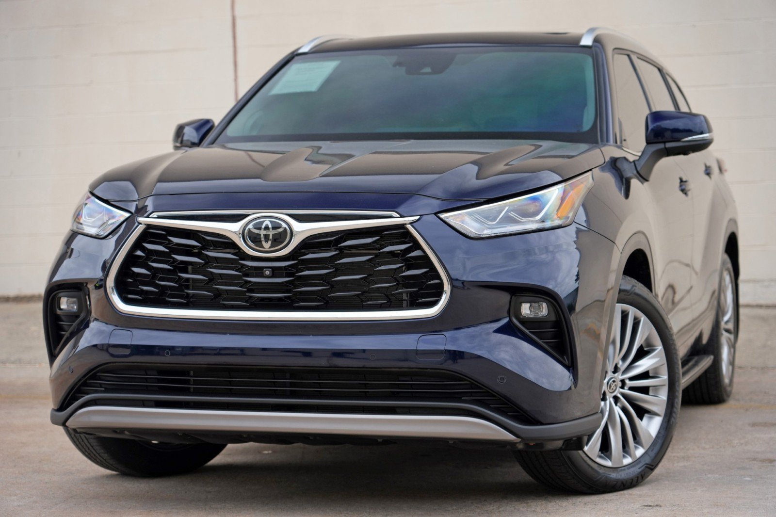 Used 2024 Toyota Highlander Platinum FWD image 3