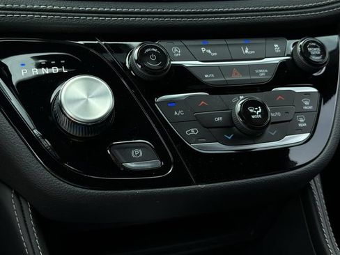 New 2026 Chrysler Pacifica Limited FWD image 24