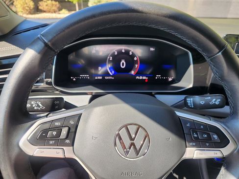 Certified 2025 Volkswagen Jetta SE w/ Sunroof Package image 31