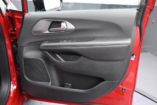 New 2027 Chrysler Pacifica Select AWD/4WD image 19