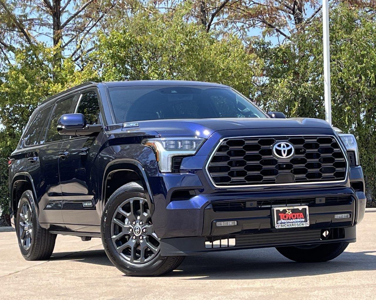 Used 2023 Toyota Sequoia Platinum AWD/4WD image 2