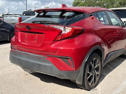 Used 2022 Toyota C-HR XLE FWD image 3