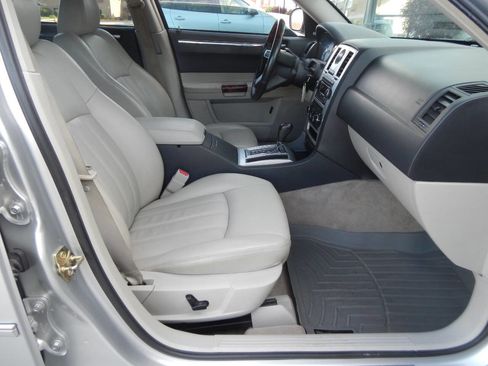Used 2007 Chrysler 300 C RWD image 36