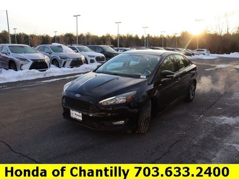 Used 2018 Ford Focus SE w/ SE Appearance Package image 3