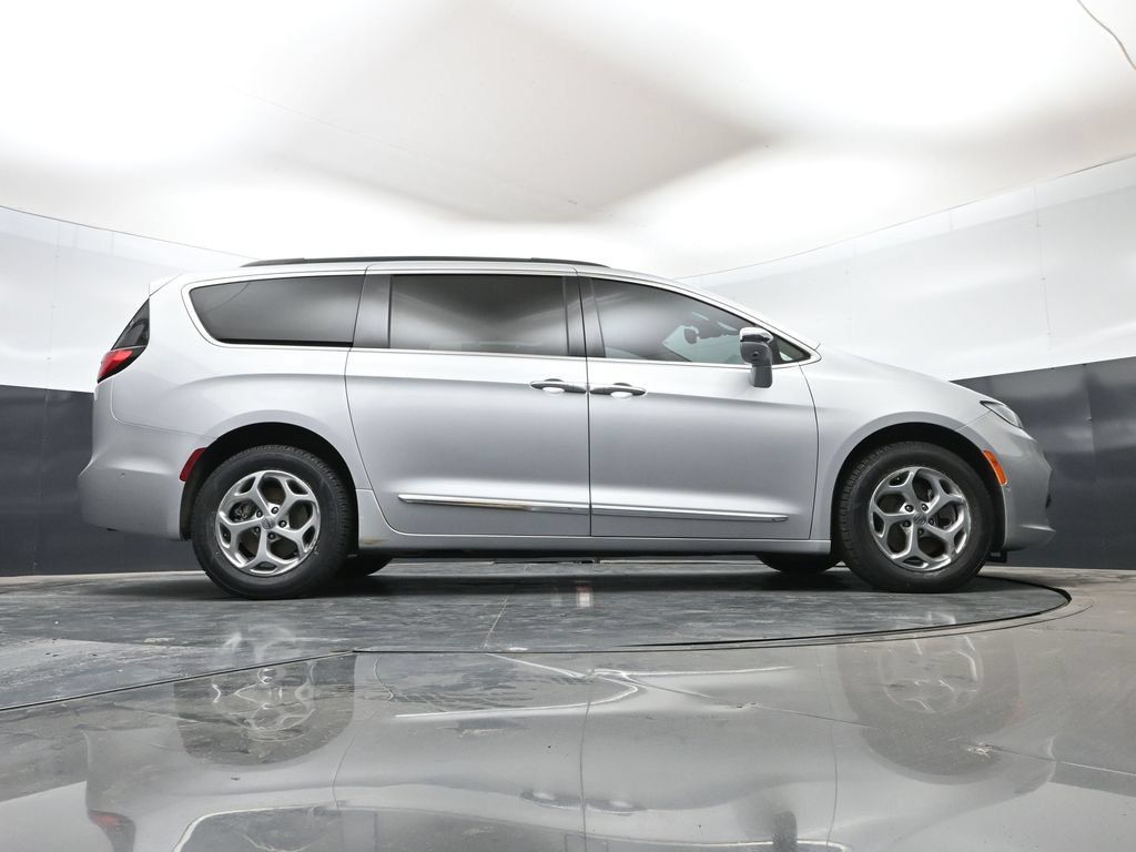 Used 2022 Chrysler Pacifica Limited AWD/4WD image 48