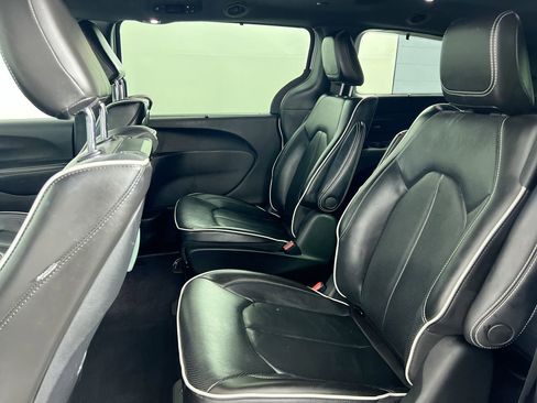 Used 2022 Chrysler Pacifica Limited w/ Uconnect Theater Family Group FWD image 25