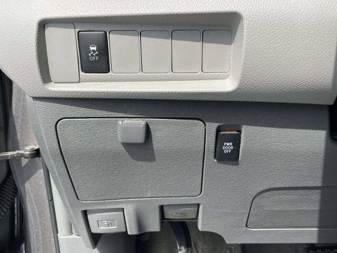 Used 2017 Toyota Sienna LE FWD image 18