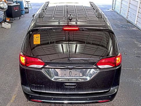 Used 2017 Chrysler Pacifica Touring-L FWD image 4