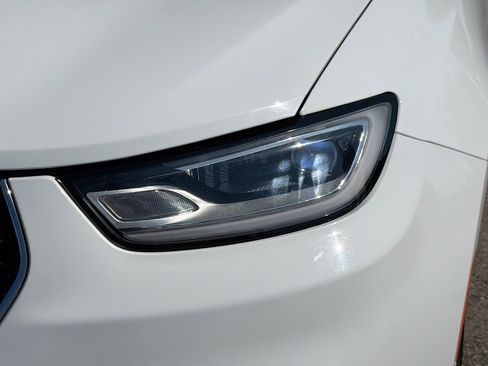 Used 2024 Chrysler Pacifica Touring-L image 9