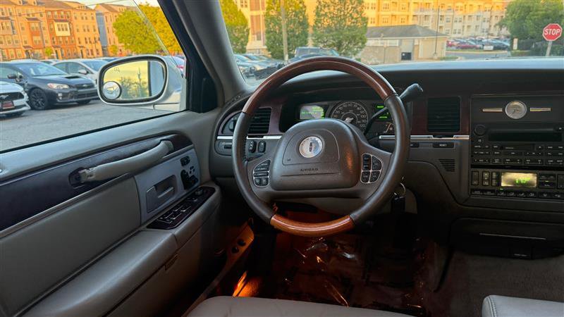 Used 2004 Lincoln Town Car Ultimate RWD image 22