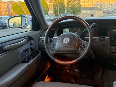 Used 2004 Lincoln Town Car Ultimate image 22