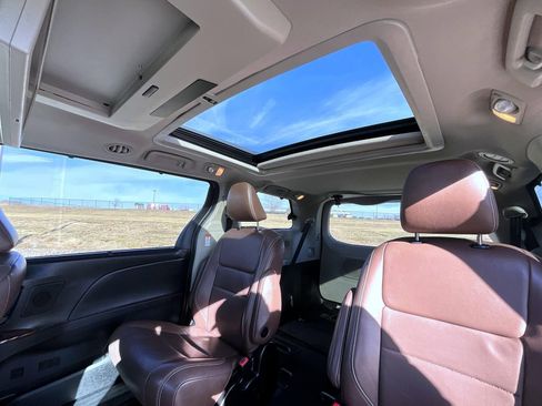 Used 2017 Toyota Sienna Limited image 25
