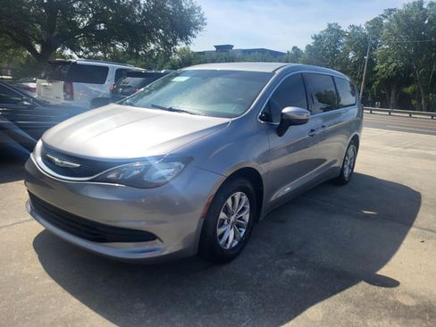 Used 2017 Chrysler Pacifica Touring w/ Tire & Wheel Group FWD image 1