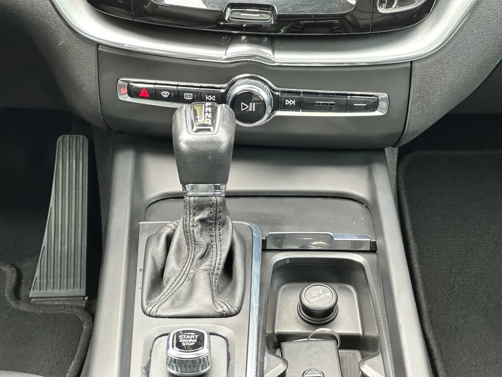 Used 2018 Volvo XC60 T5 Momentum w/ Vision Package AWD/4WD image 15