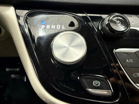 Used 2024 Chrysler Pacifica Touring-L image 40