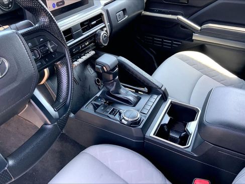 Used 2025 Toyota Tacoma SR5 AWD/4WD image 16
