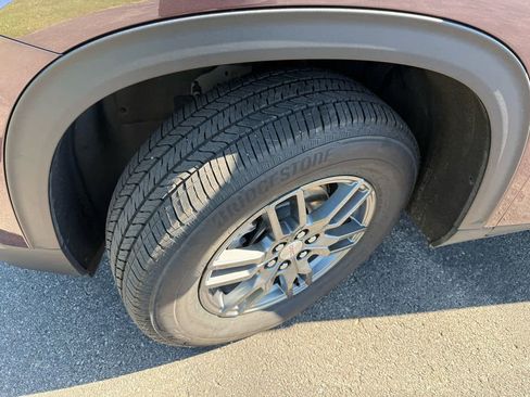 Used 2025 GMC Acadia Elevation image 9