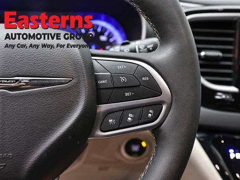 Used 2024 Chrysler Pacifica Touring-L FWD image 16
