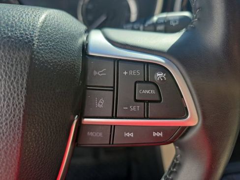 Used 2023 Toyota Highlander XLE FWD image 19