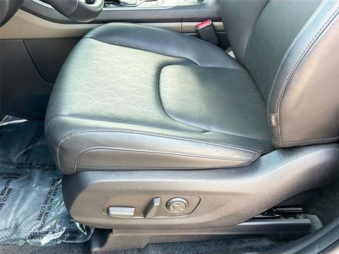Used 2025 Kia Carnival FWD image 19