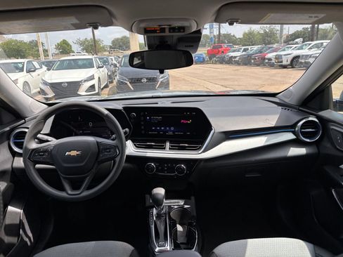 Used 2025 Chevrolet Trax LT FWD image 31