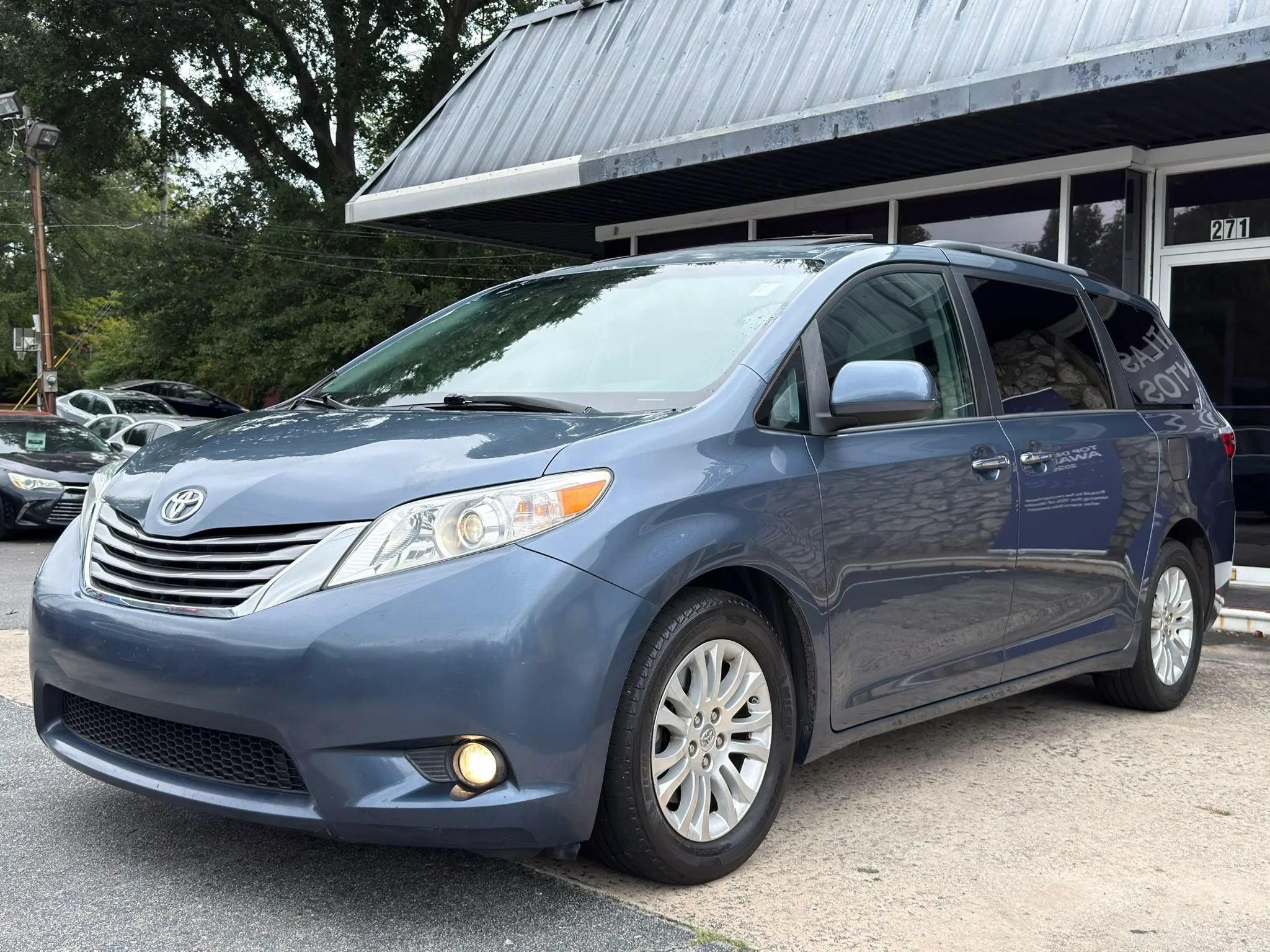 Used 2017 Toyota Sienna XLE Premium FWD image 2