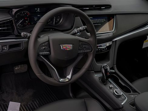 New 2025 Cadillac XT6 Luxury image 7
