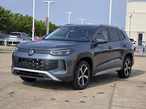 New 2025 Volkswagen Tiguan SE image 2