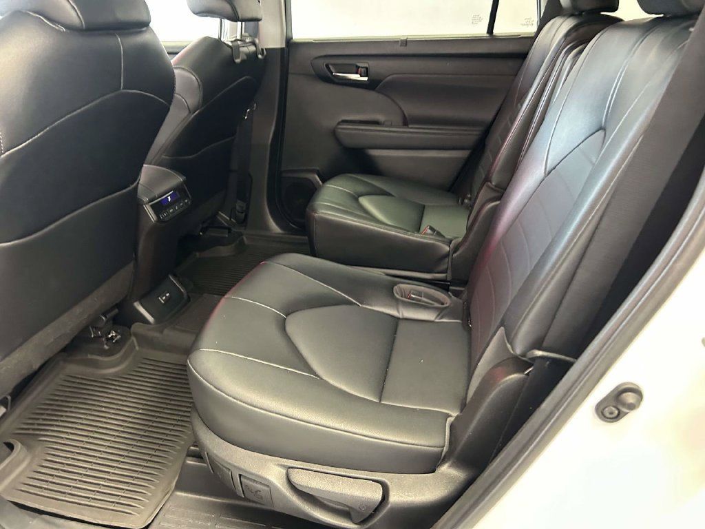 Used 2022 Toyota Highlander XLE FWD image 16