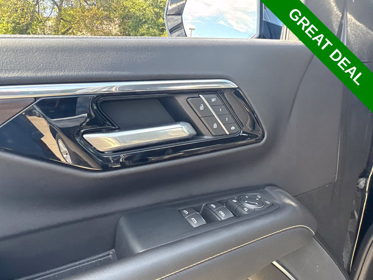 Used 2025 Chevrolet Suburban Premier AWD/4WD image 16