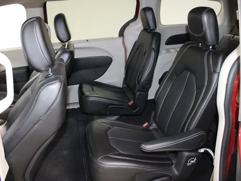 Used 2024 Chrysler Pacifica Touring-L FWD image 19