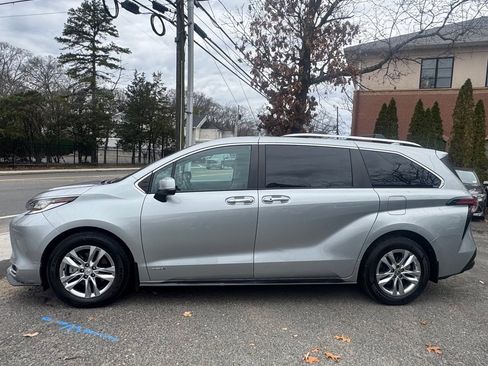 Used 2021 Toyota Sienna Limited image 2