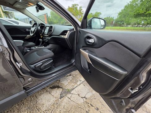 Used 2017 Jeep Cherokee Latitude w/ Safety/Convenience Group image 11