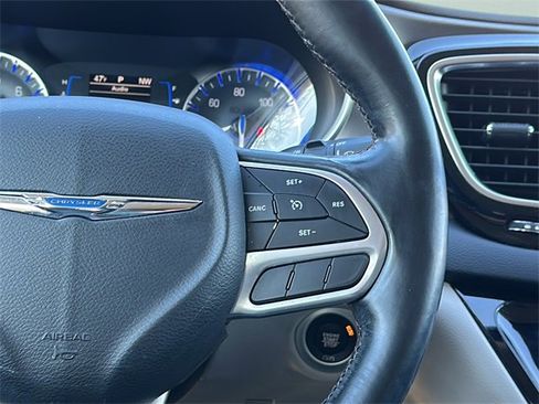 Used 2020 Chrysler Pacifica Touring-L image 28