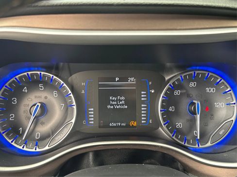 Used 2019 Chrysler Pacifica Touring-L FWD image 19