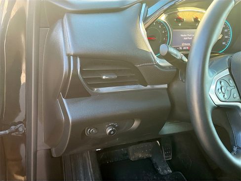 Used 2023 Chevrolet Traverse RS image 10