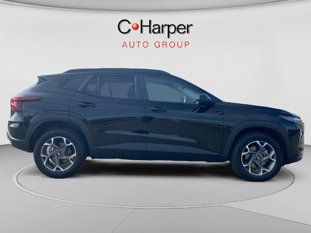 Used 2024 Chevrolet Trax LT w/ Sunroof Package FWD image 2